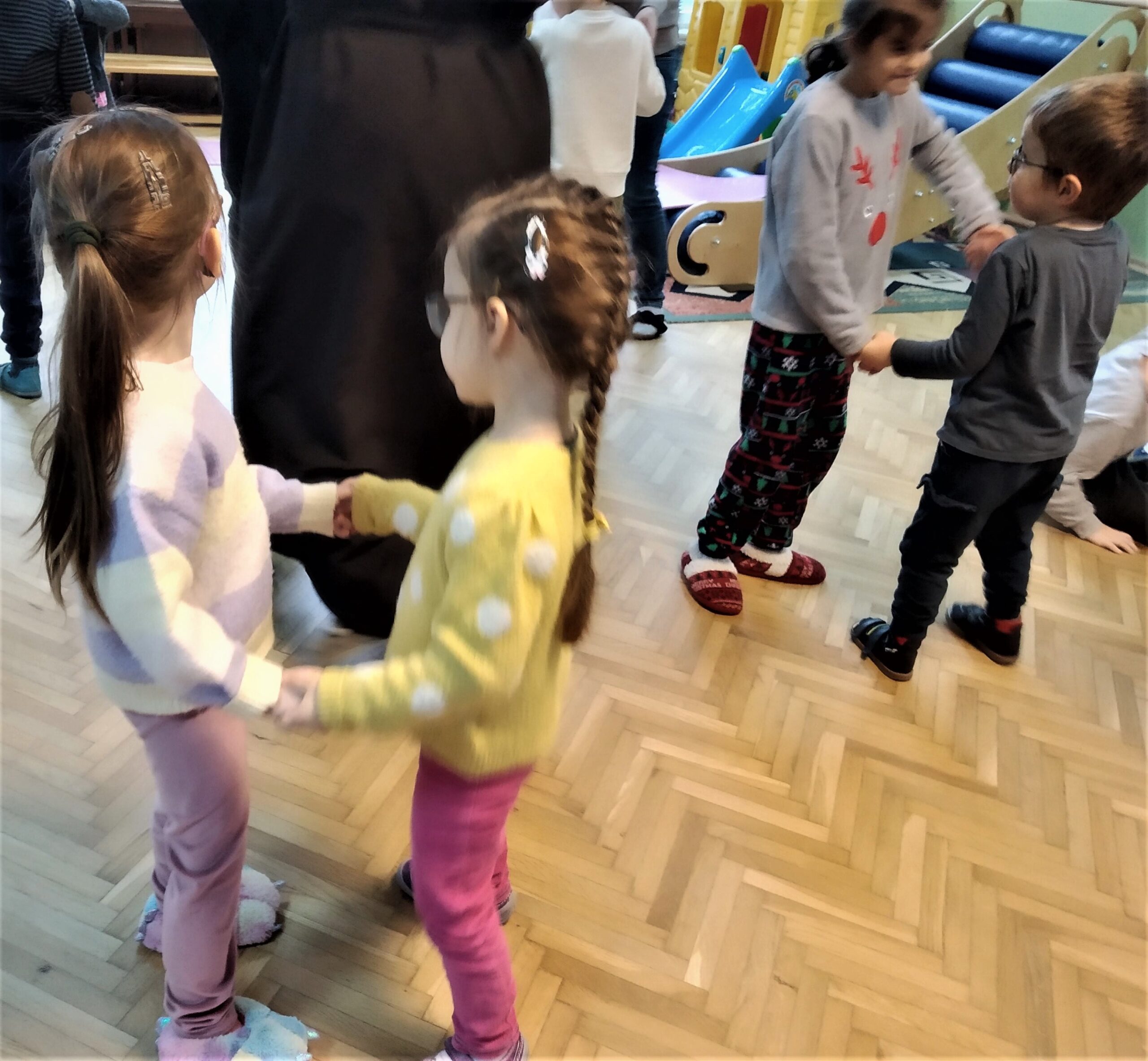 Dzieci tańczą w parach w rytm muzyki