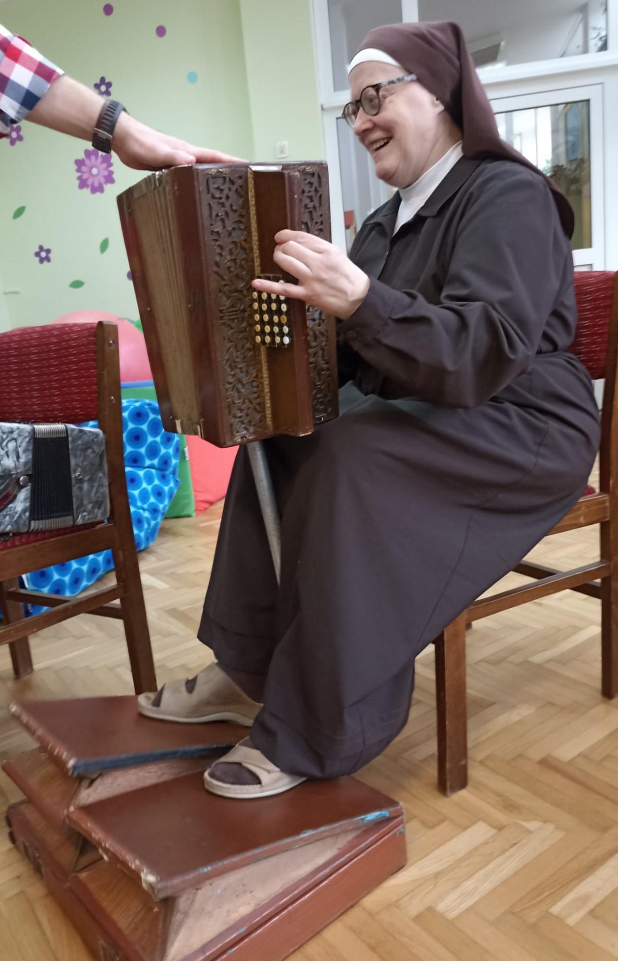 Siostra Marietta gra na harmonii pedałowej
