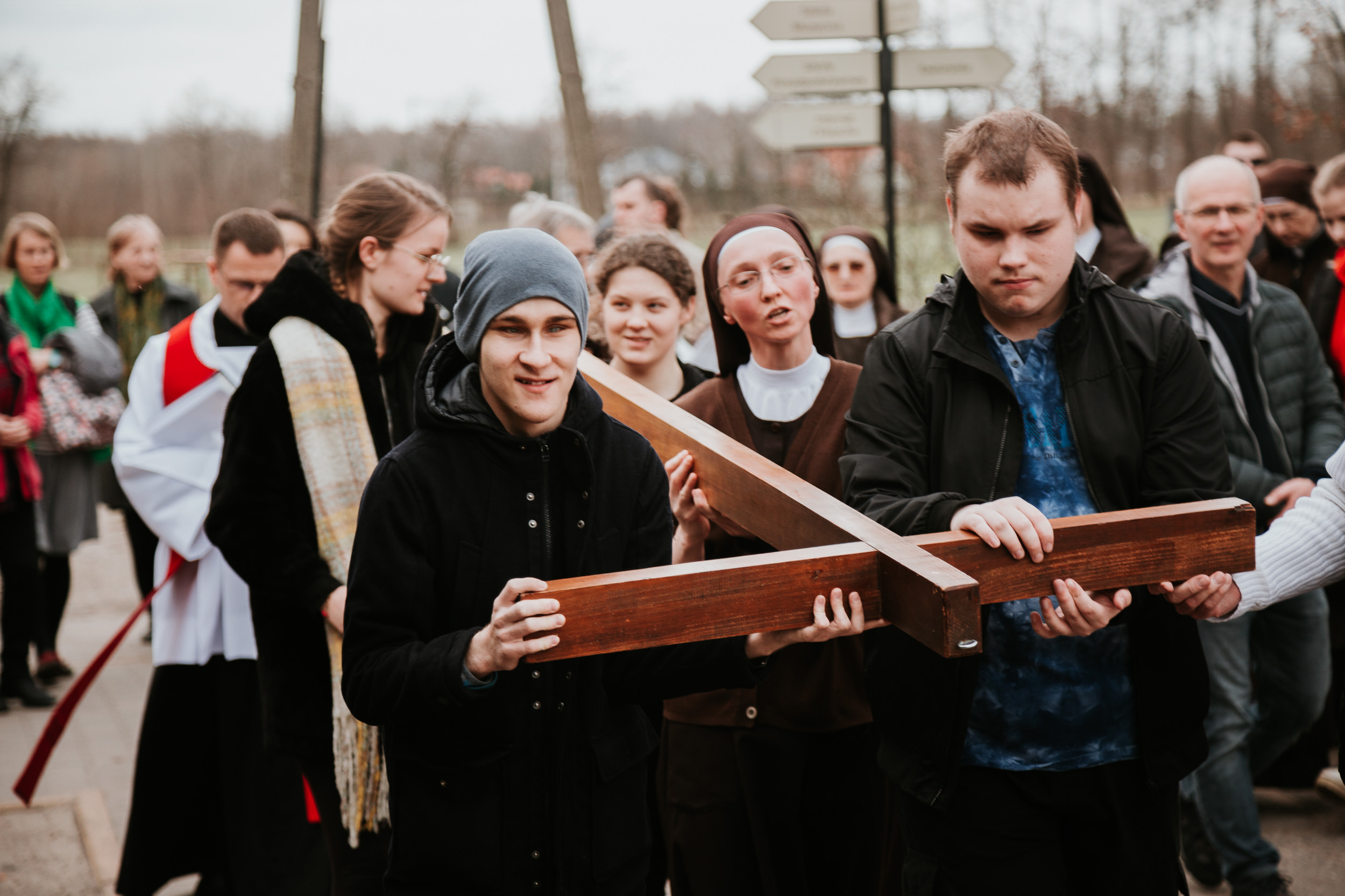 Krzyż niosą uczniowie przygotowujący się do sakramentu bierzmowania.