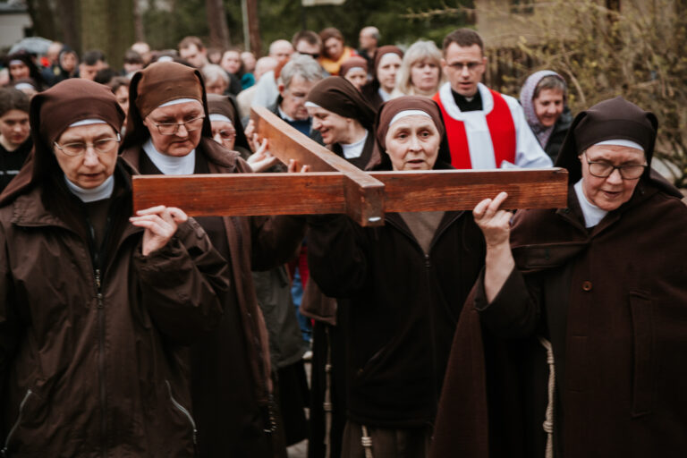 Krzyż niosą Franciszkanki Służebnice Krzyża.