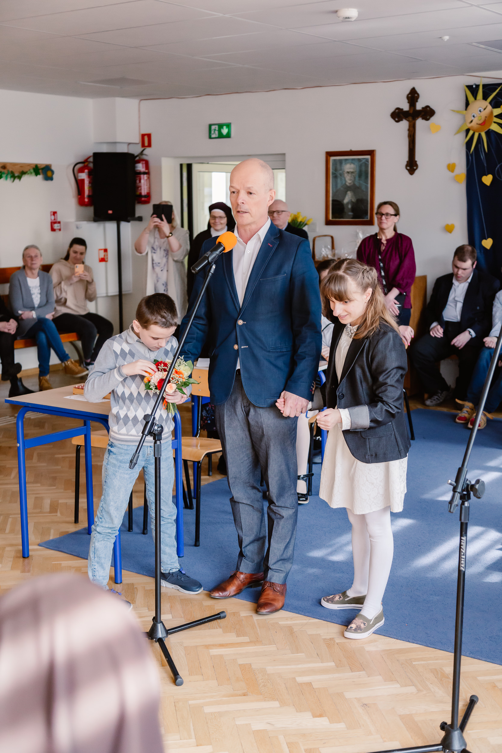 Dyrektor Wojciech Święcicki z dziećmi wita oficjalnie Pierwszą Damę w Szkole Specjalnej.