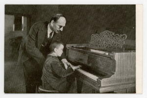 Włodzimierz Dolański z uczniem przy fortepianie
