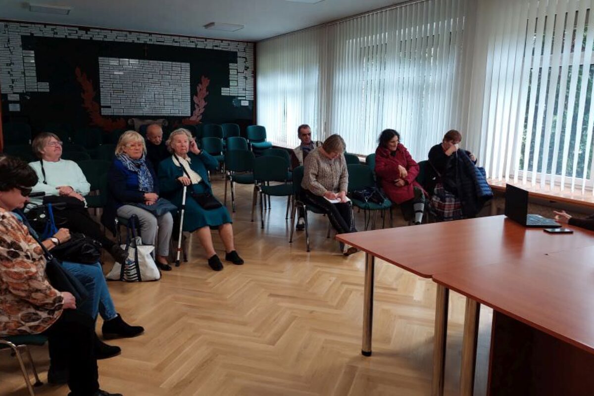 Inspektor Ochrony Danych Osobowych na prelekcji z seniorami.