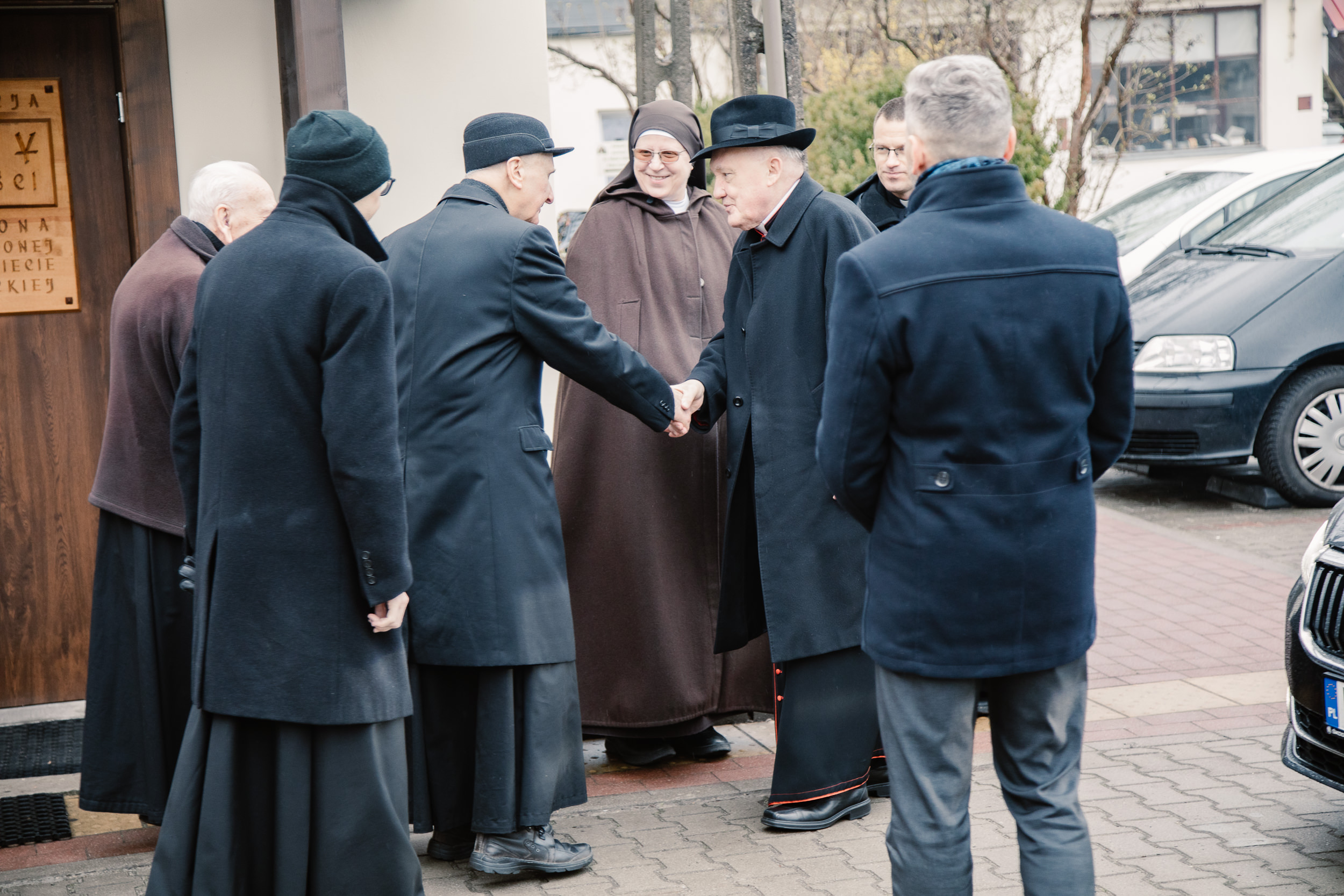 Ksiądz Kardynał Kazimierz Nycz wita się z księżmi przed zakątkiem Matki Czackiej.