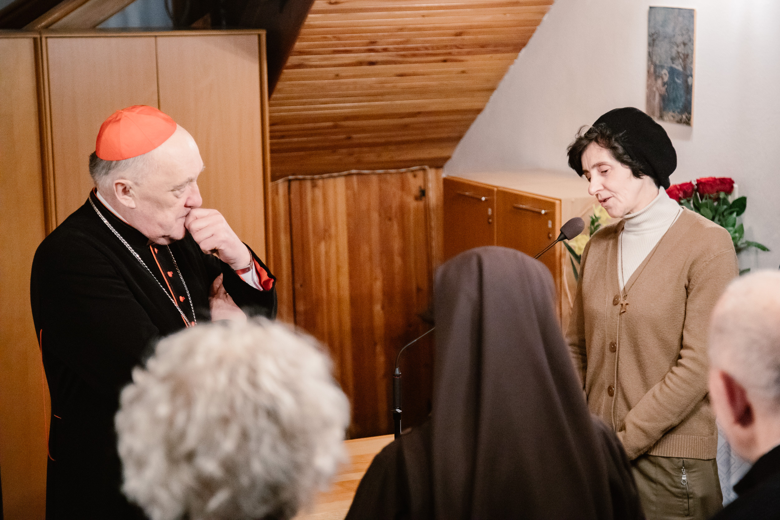 Ukrainka mieszkająca w Laskach dziękuje kardynałowi za modlitwę.