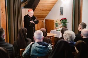 Zebrani na sali w Domu św. Franciszka słuchają kardynała Kazimierza Nycza.