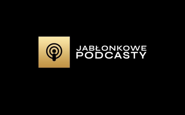 Na czarnym tle znajduje się złota ikona przedstawiająca antenę i fale radiowe. Obok biały napis - Jabłonkowe podcasty.