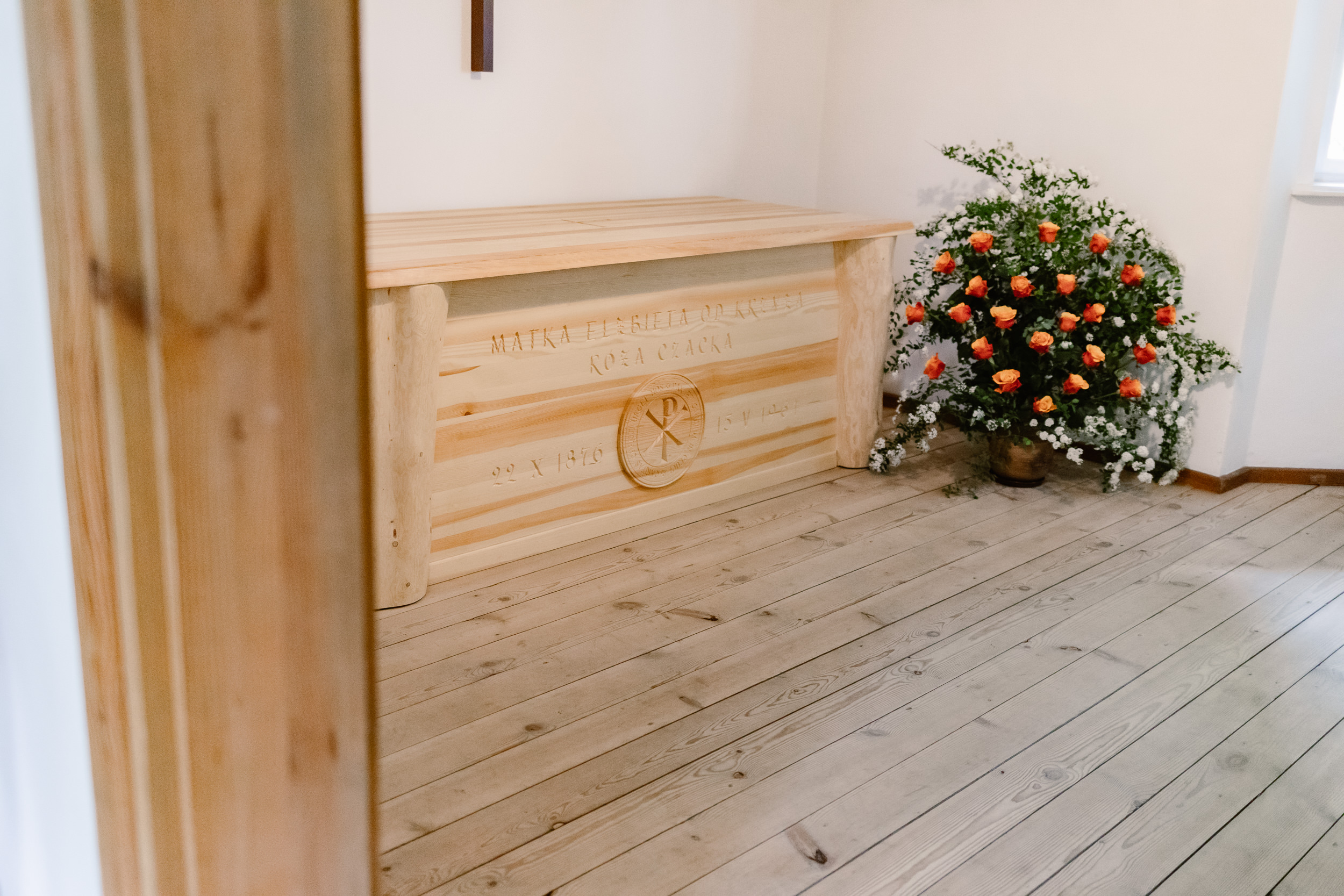 Sarkofag bł Matki Czackiej, obok stoją kwiaty.