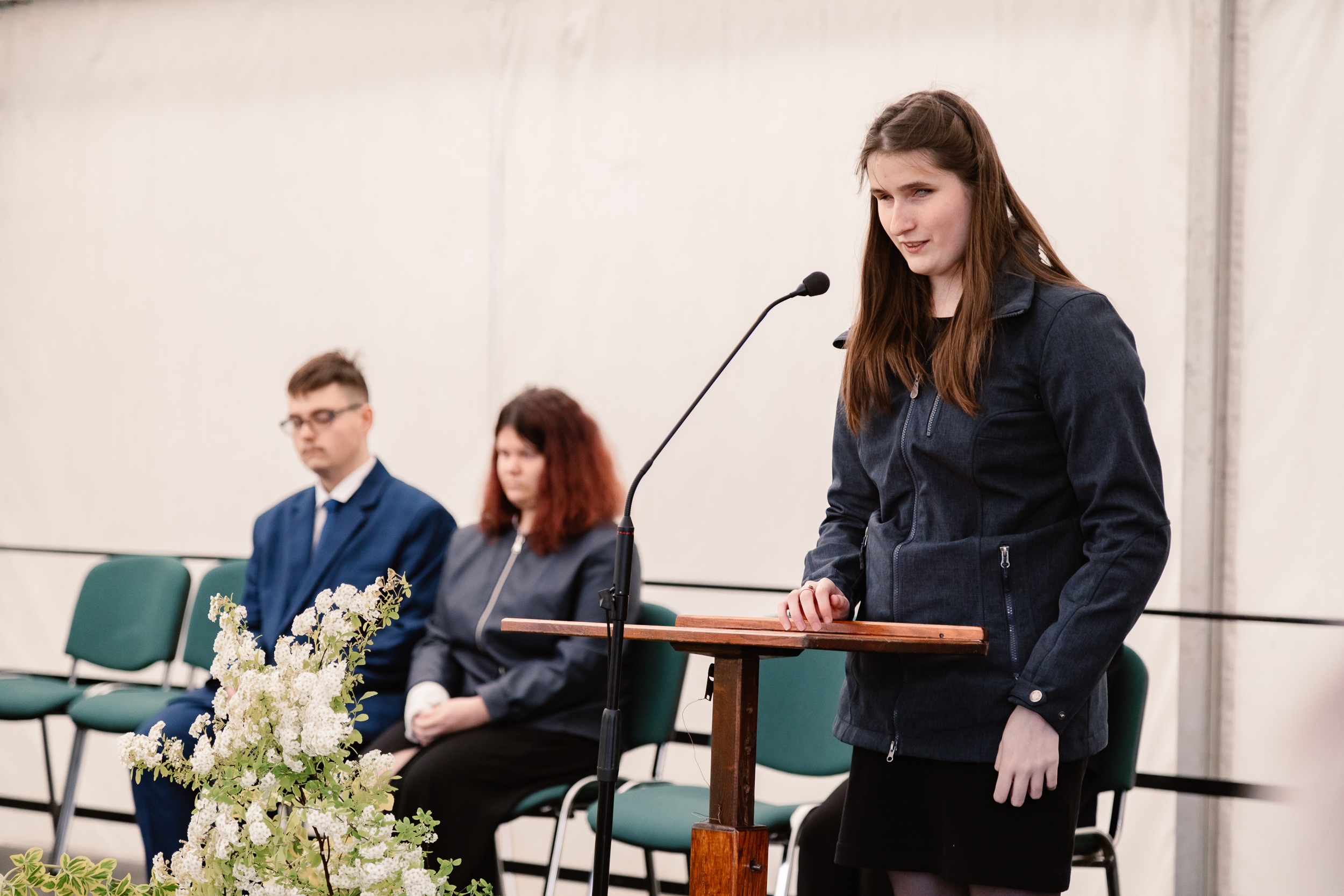 Jedna z absolwentek wygłasza przemówienie w imieniu wszystkich uczniów kończących w tym roku naukę w Laskach.