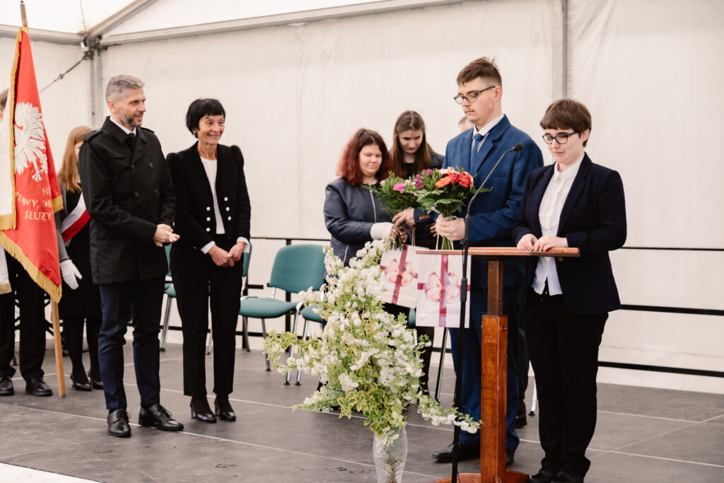 Absolwenci składają podziękowania na ręce prezesa Towarzystwa Opieki nad Ociemniałymi Pawła Kacprzyka i dyrektor Elżbiety Szczepkowskiej.