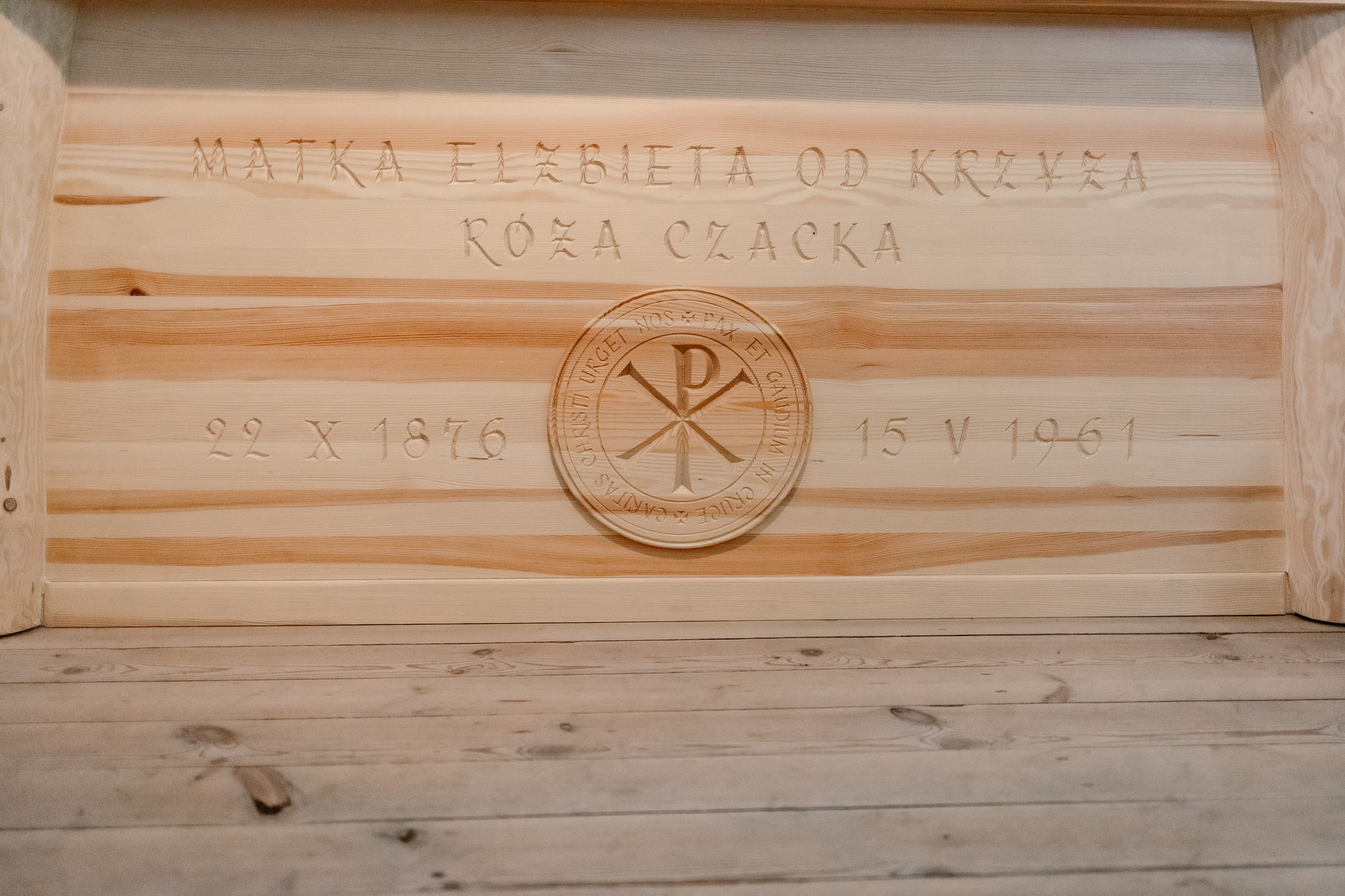 Napis na sarkofagu Matki Czackiej: Matka Elżbieta od Krzyża, Róża Czacka, 22 X 1876 - 15 V 1961. W środku herb zgromadzenia.