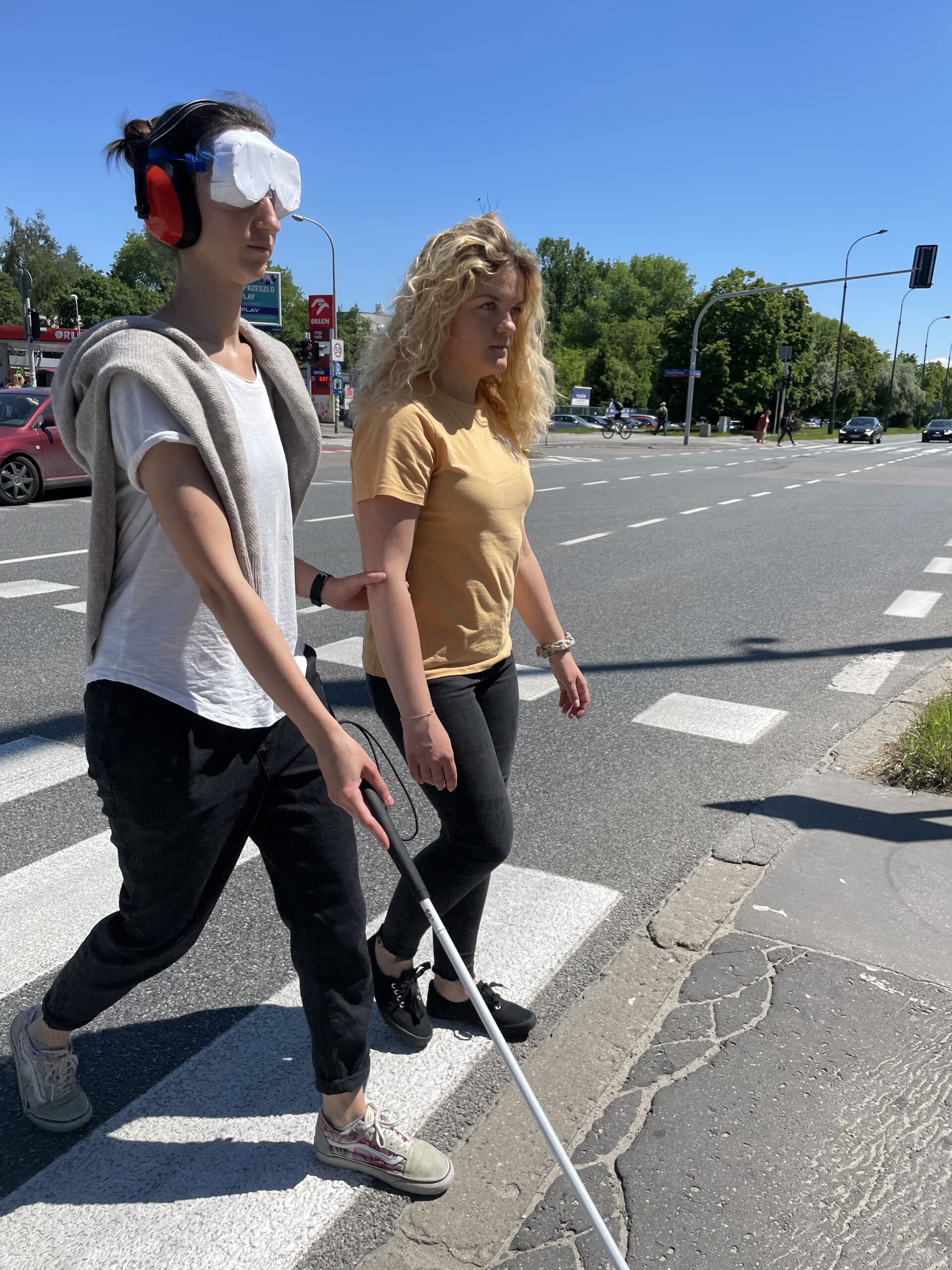 Przejście przez pasy na ruchliwej ulicy jest wyzwaniem dla osób z niepełnosprawnościami wzroku i słuchu.
