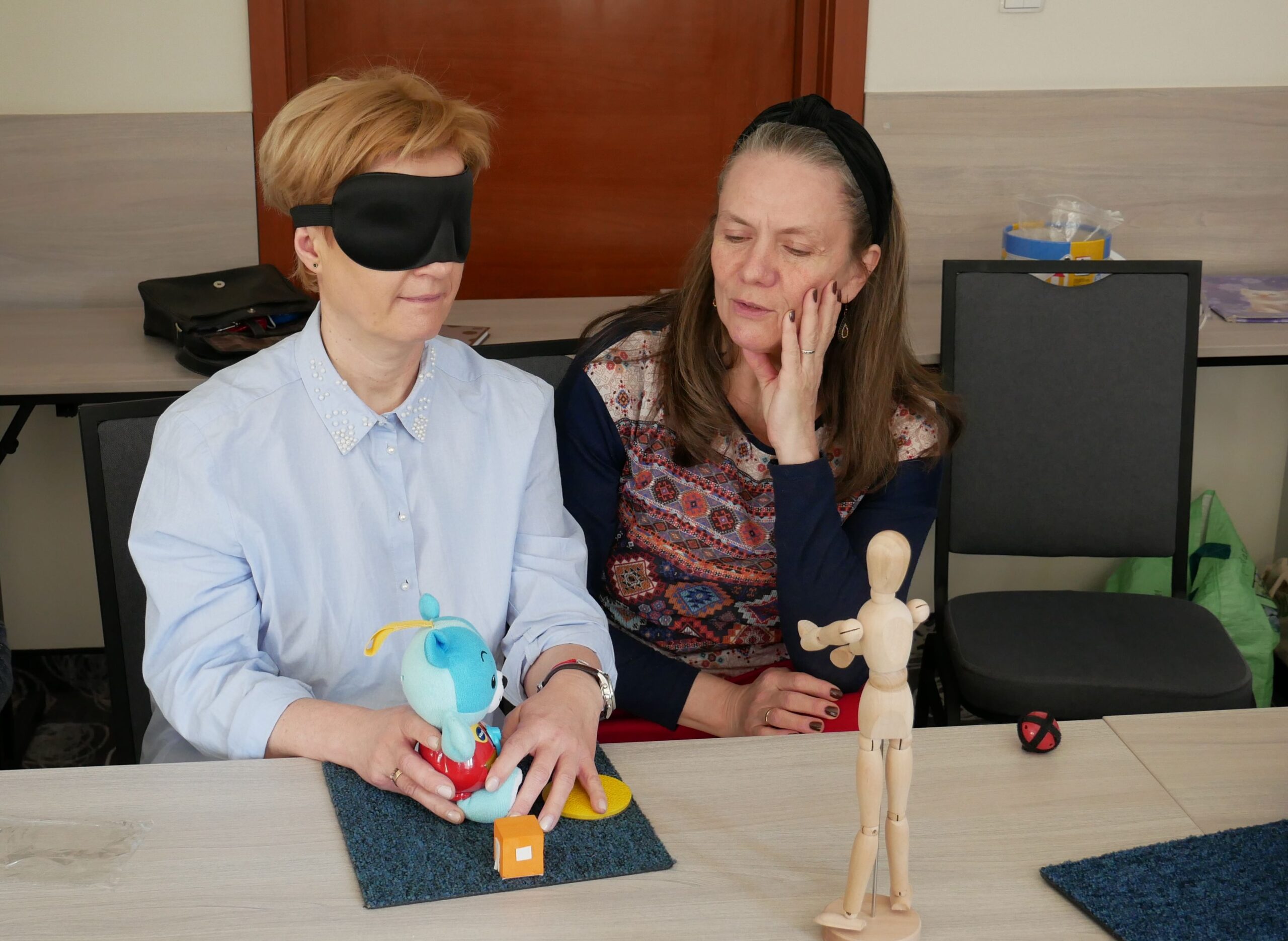 Uczestnicy próbowali zabaw wykorzystywanych w pracy z najmłodszymi niewidomymi.