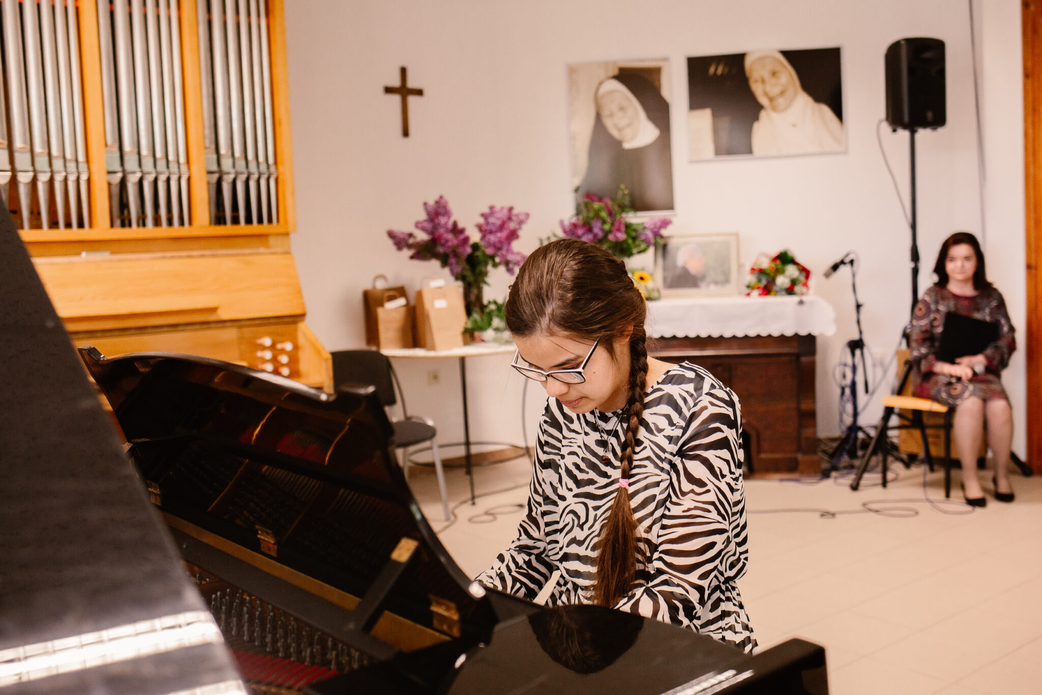 Julia Maksymiuk gra na fortepianie w Sali Koncertowej.
