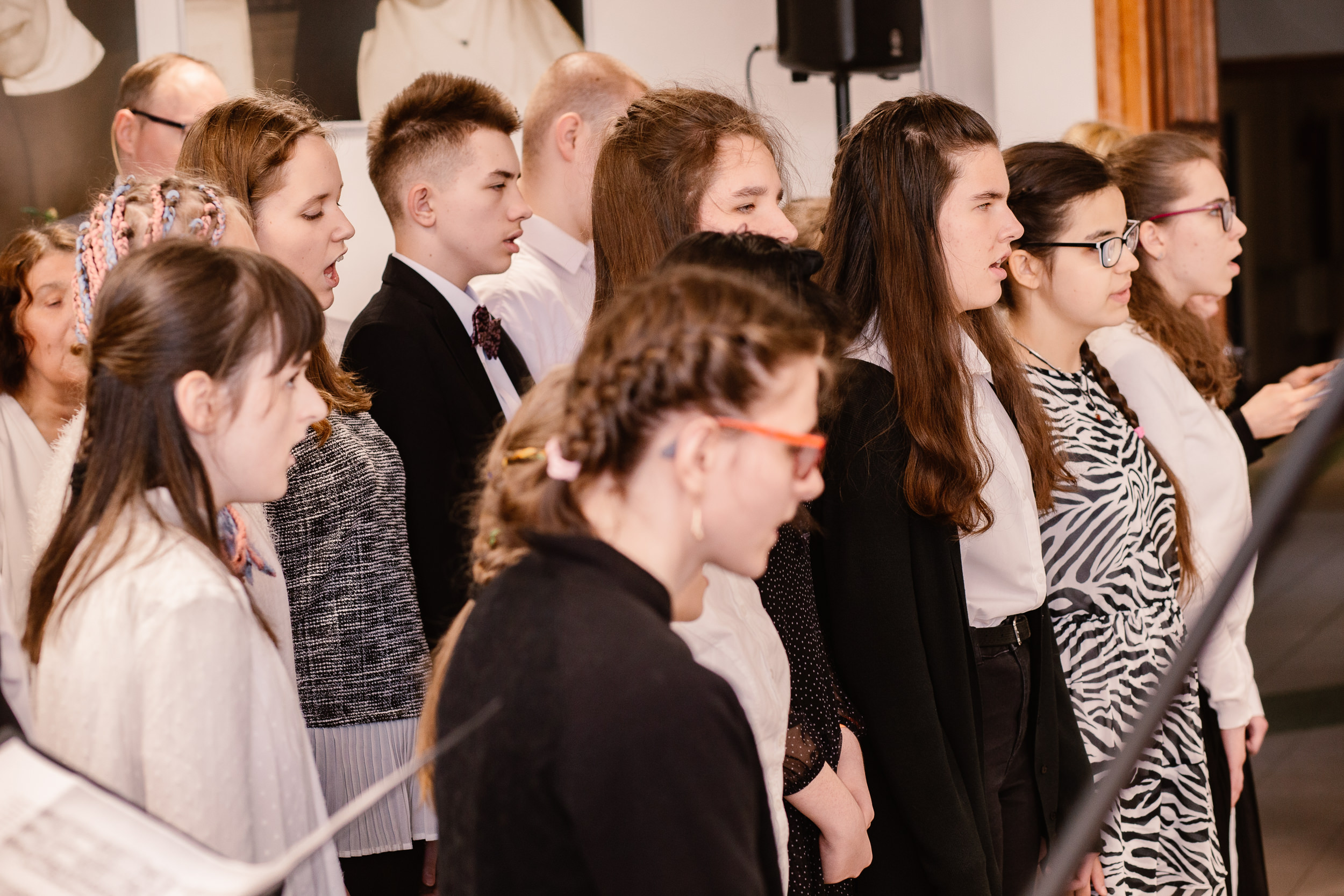 Chór ze Szkoły Muzycznej podczas występu w sali organowej.