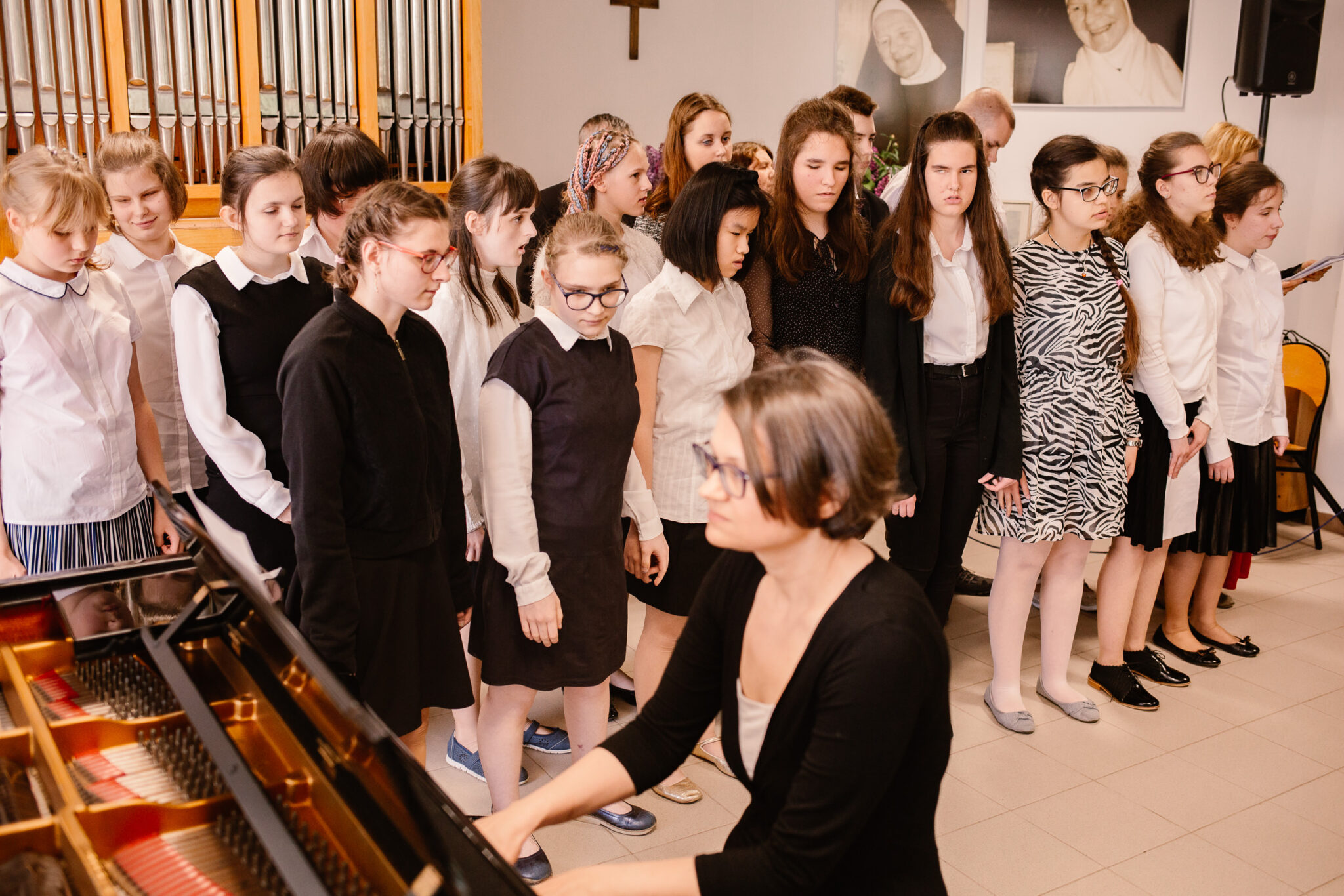 Chór uczniów Szkoły Muzycznej w Laskach podczas występu.
