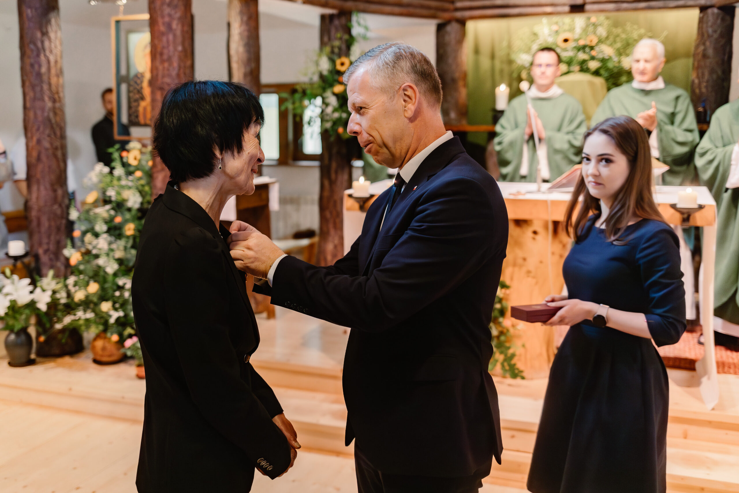 Piotr Ćwik, zastępca szefa kancelarii Prezydenta RP wręcza Elżbiecie Szczepkowskiej Krzyż Kawalerski Orderu Odrodzenia Polski