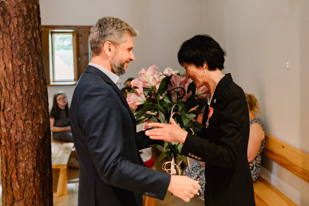 Prezes Paweł Kacprzyk wręcza bukiet lilii dyrektor Elżbiecie Szczepkowskiej.
