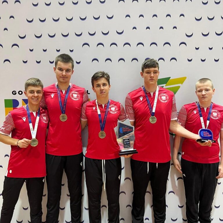 Zdjęcie grupowe zawodników ze złotymi medalami na szyi.