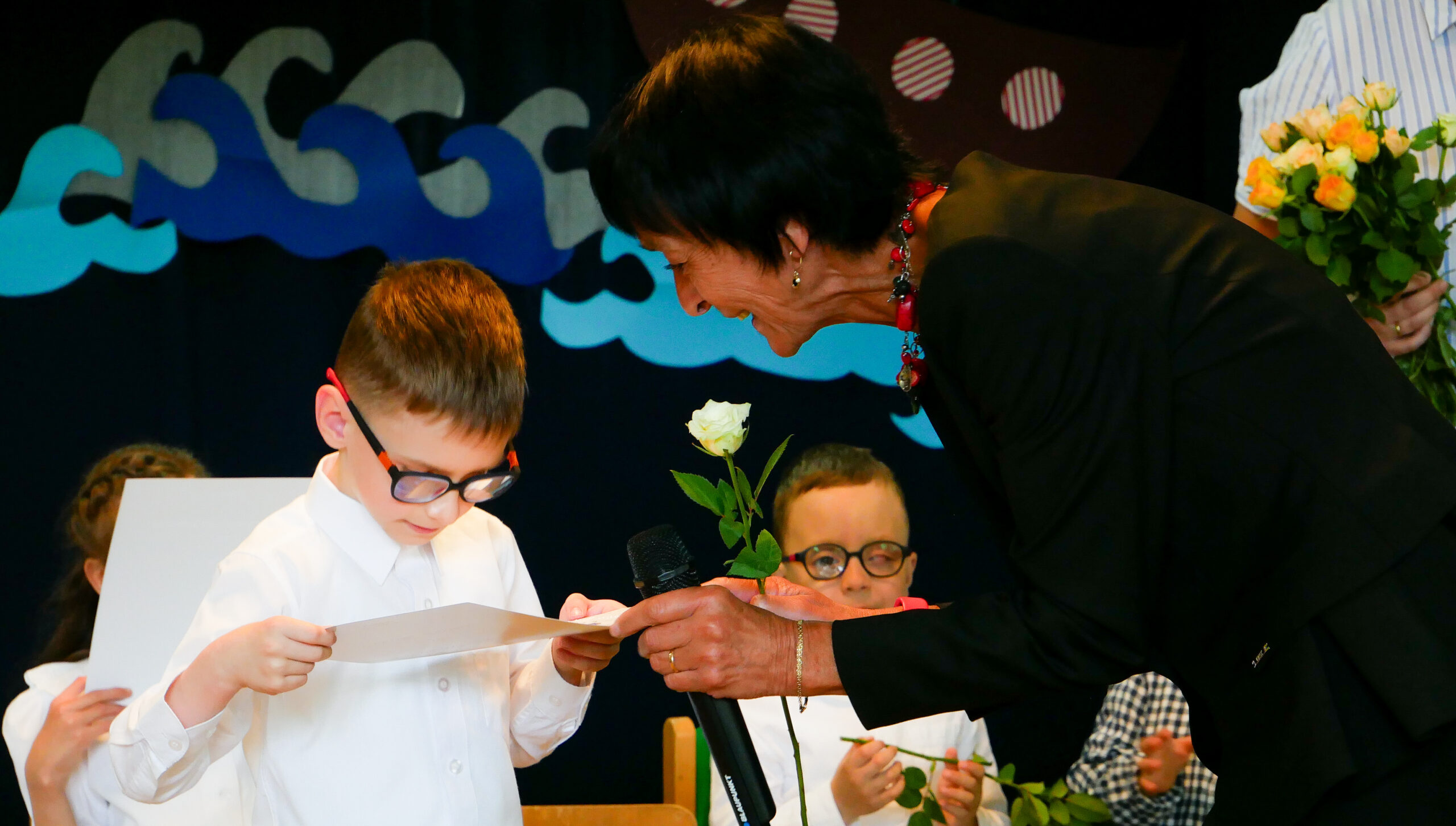 Pani Elżbieta Szczepkowska wręcza dyplom chłopcu.