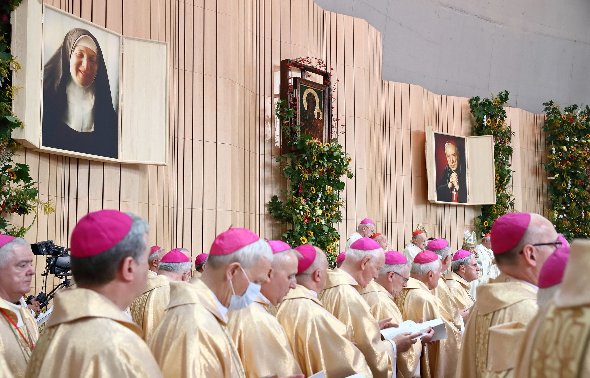 Portrety Matki Elżbiety Czackiej i kardynała Wyszyńskiego wiszące w Świątyni Opatrzności Bożej podczas ich beatyfikacji.