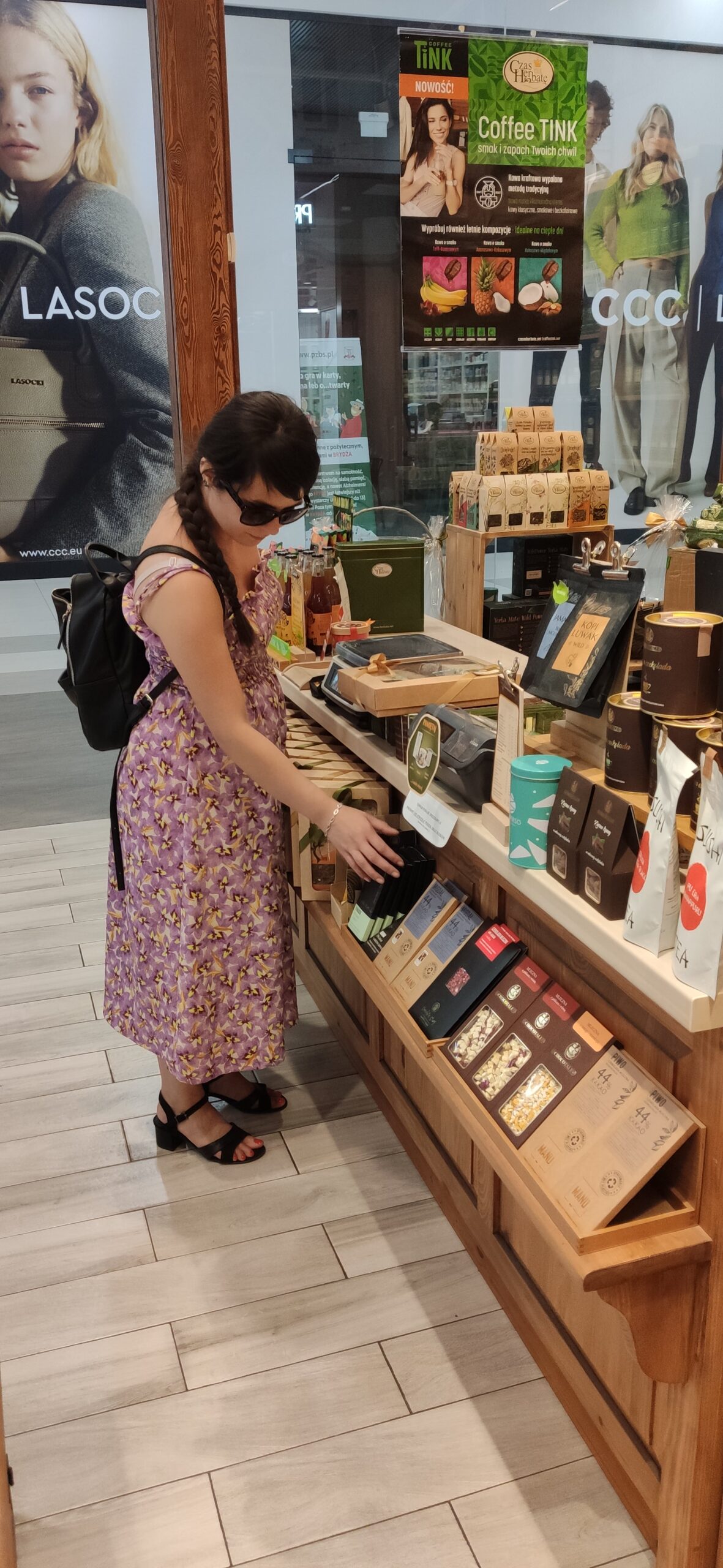 Niewidoma kobieta w sklepie.