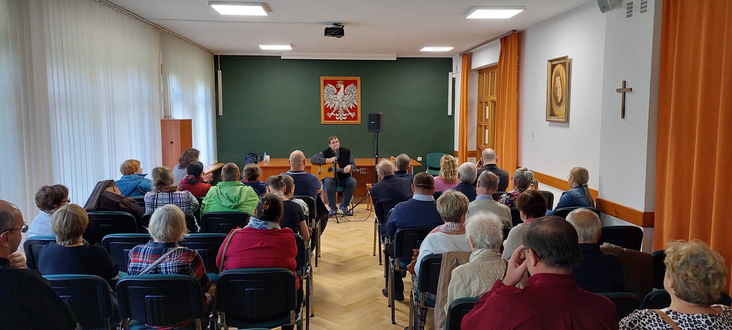 Absolwenci zebrani w Domu Przyjaciół.
