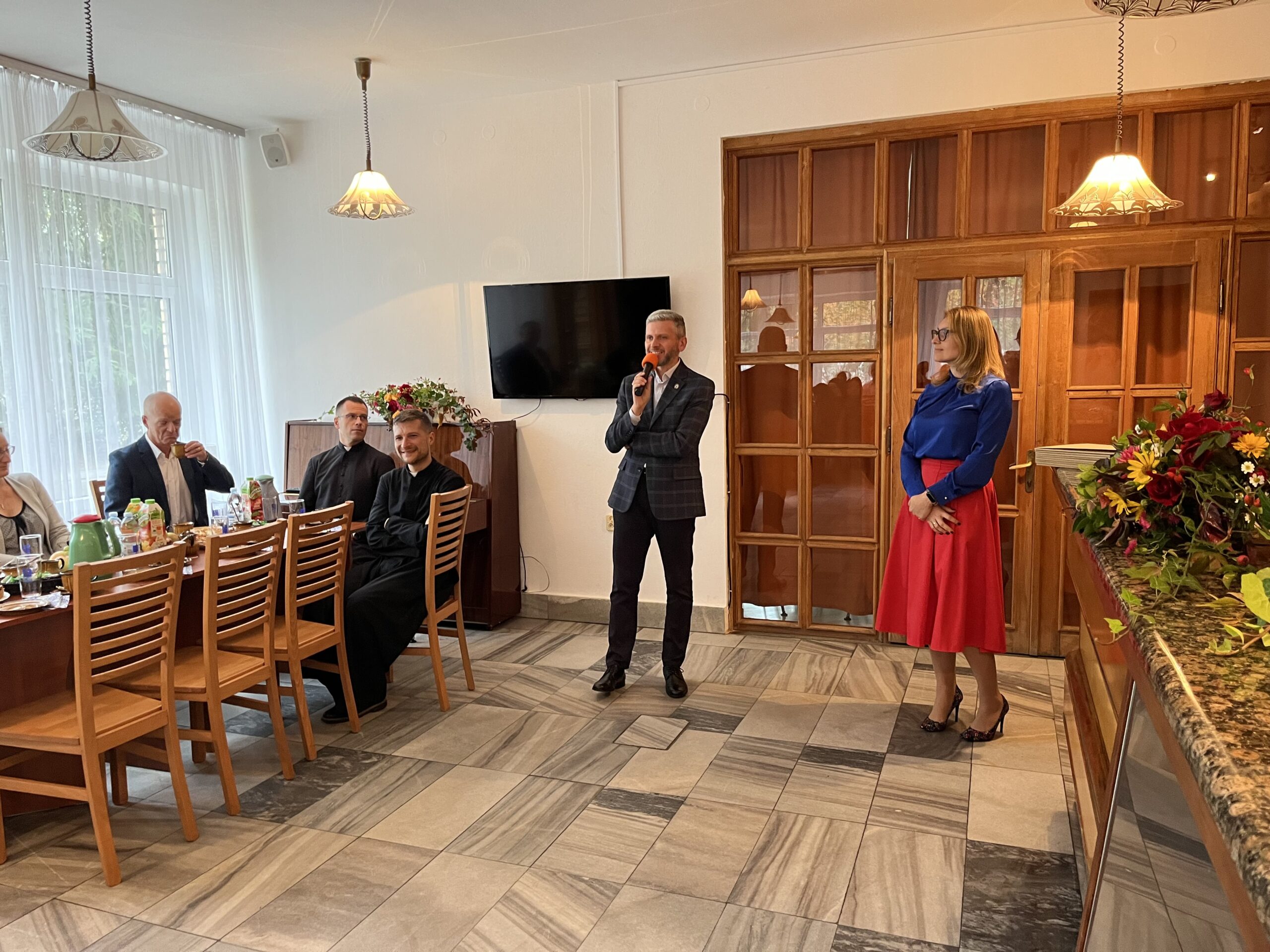Paweł Kacprzyk i Kamila Miler-Zdanowska wręczają nagrody dla nauczycieli.