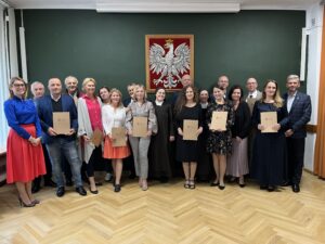 Nagrodzeni nauczyciele z dyrektorami placówek, dyrektorką Ośrodka i prezesem.