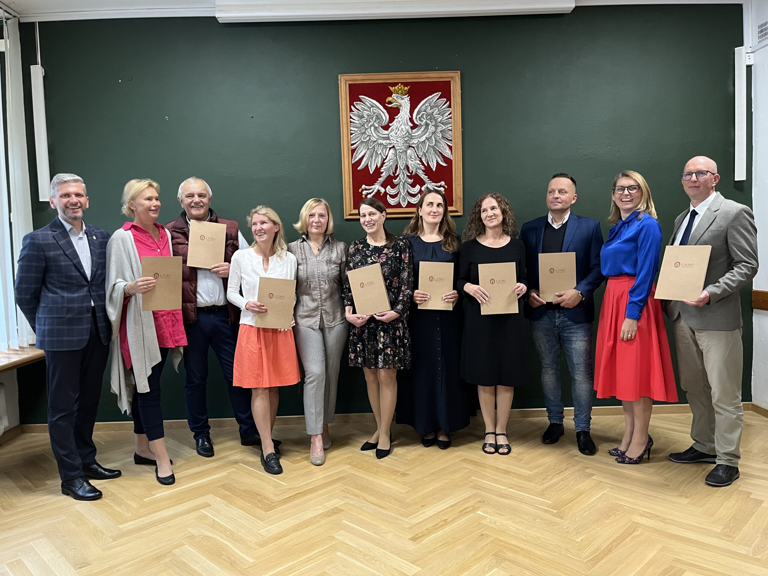 Nagrodzeni nauczyciele z Pawłem Kacprzykiem i Kamilą Miler-Zdanowską.