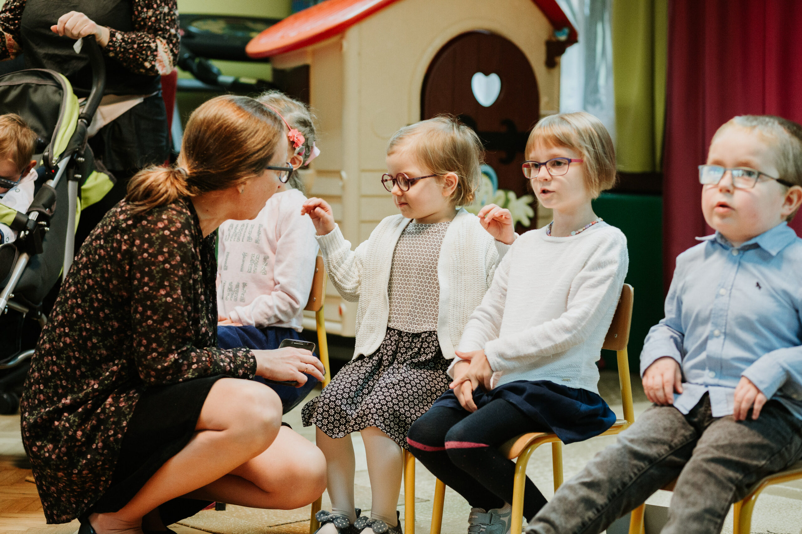 Nauczycielka rozmawia z dziewczynkami.