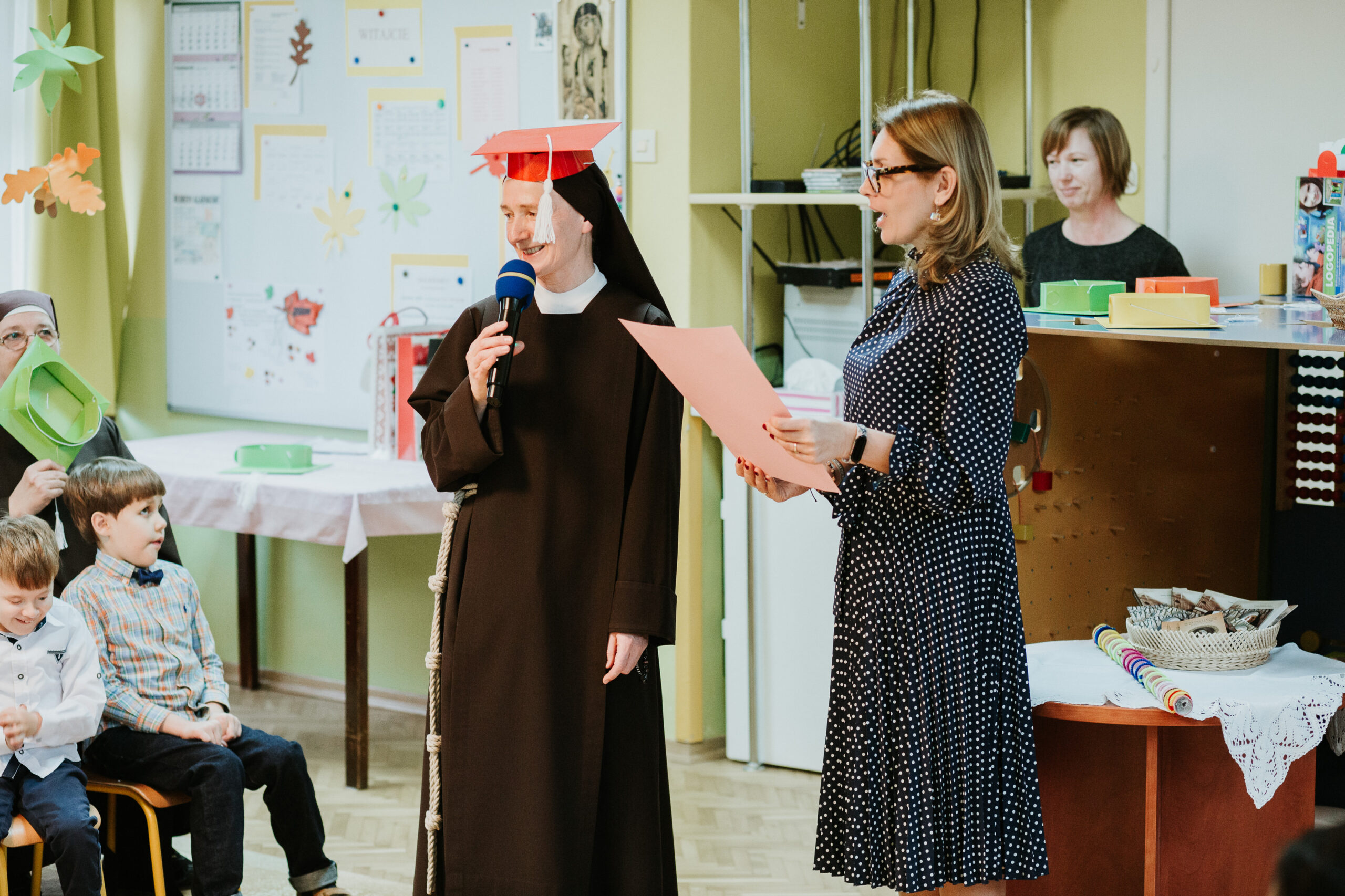 Siostra dyrektor składa uroczystą przysięgę.