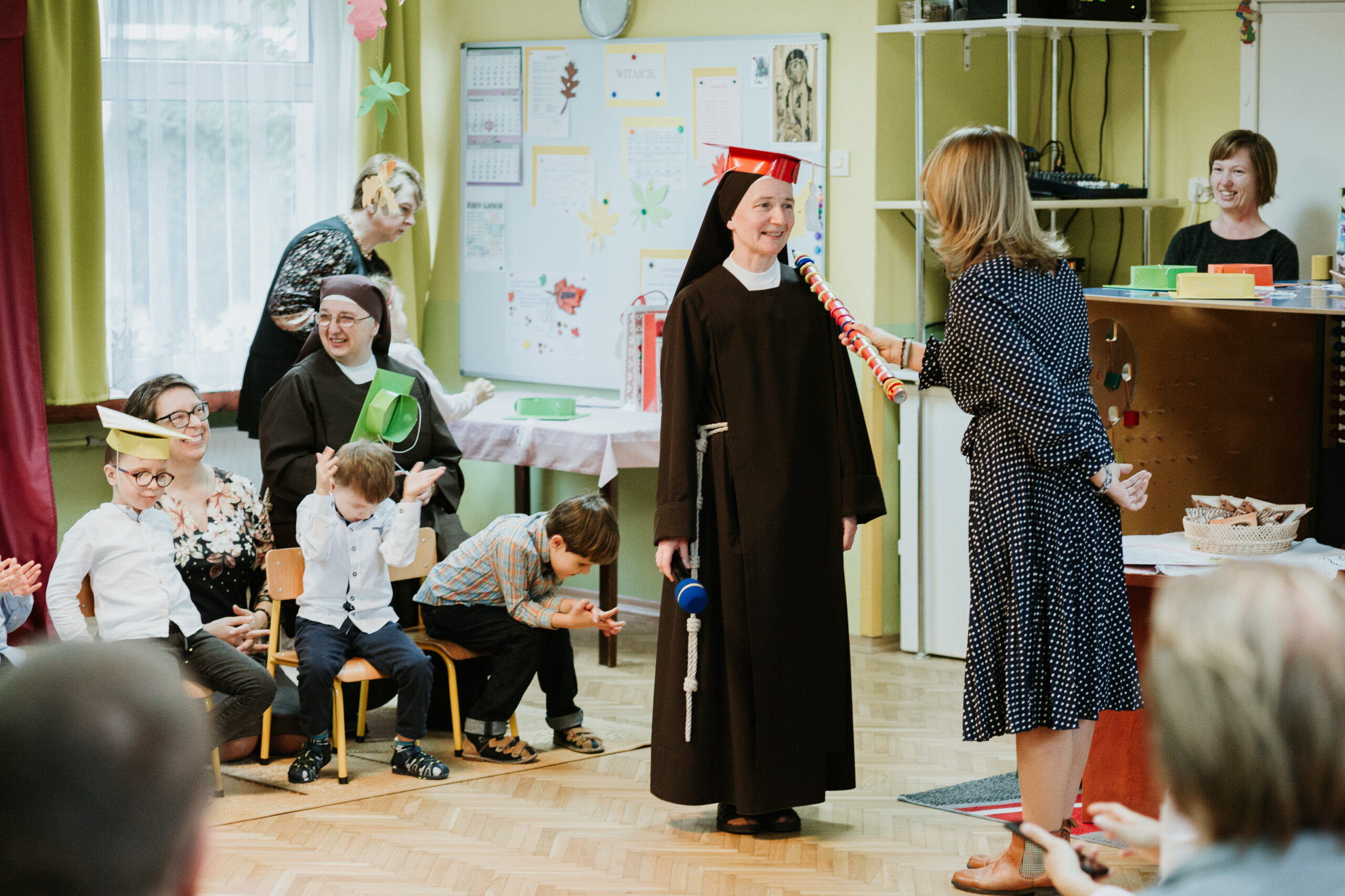 Pani dyrektor Kamila pasuje na przedszkolaka siostrę dyrektor.