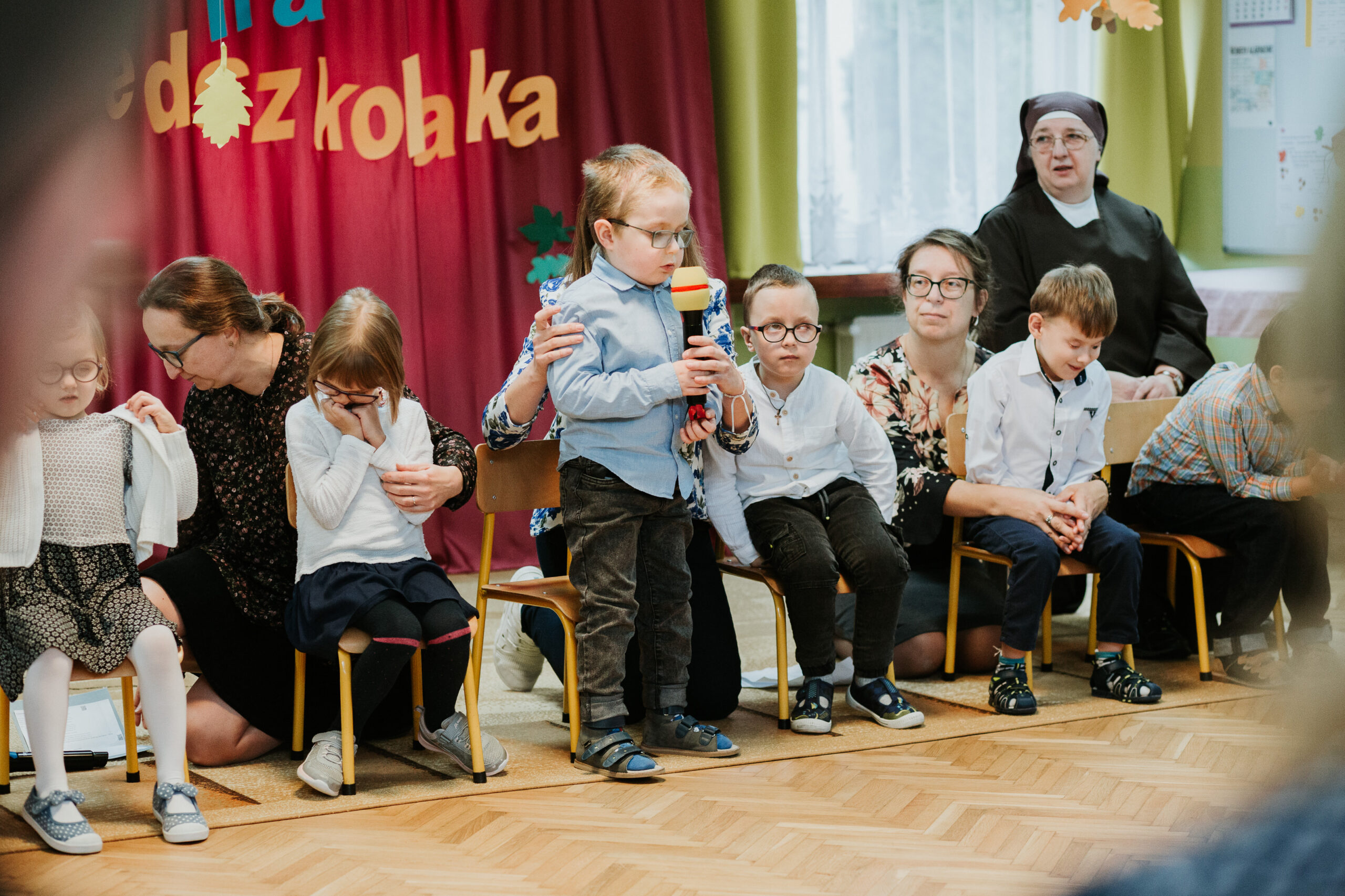 Chłopiec mówi wierszyk.