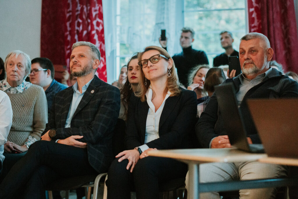 Na widowni siedzą Paweł Kacprzyk, Kamila Miler-Zdanowska i Jan Skrobol.