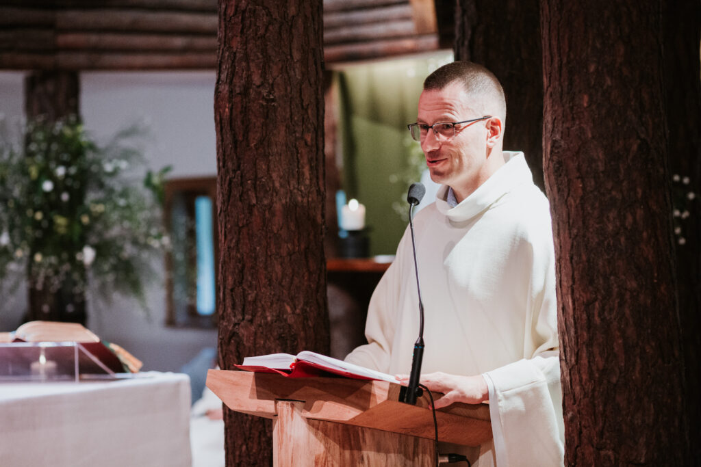 Ksiądz Marek Gątarz głosi kazanie.