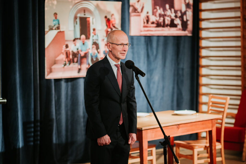 Leszek Połomski wita zebranych gości.