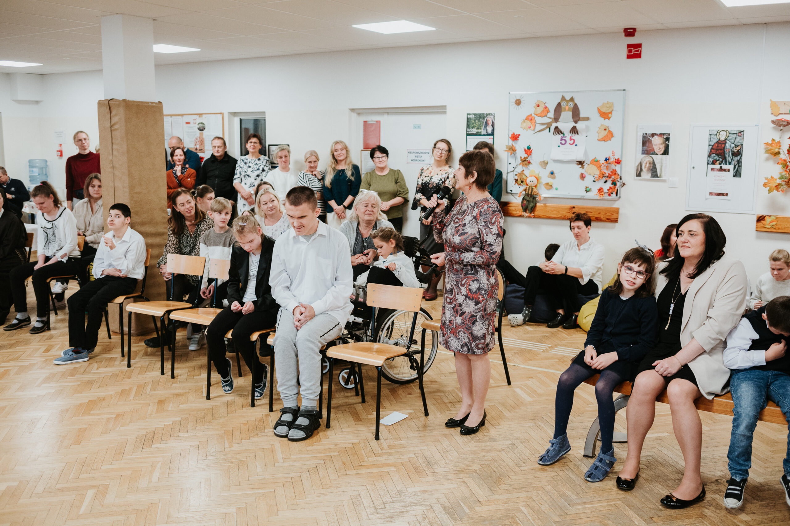 Uczniowie oglądają występ kolegów.