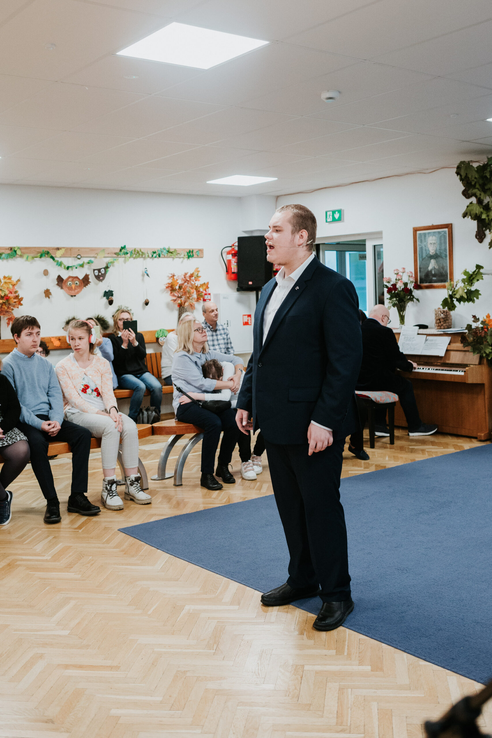 Piotr śpiewa piosenkę Zbigniewa Wodeckiego.