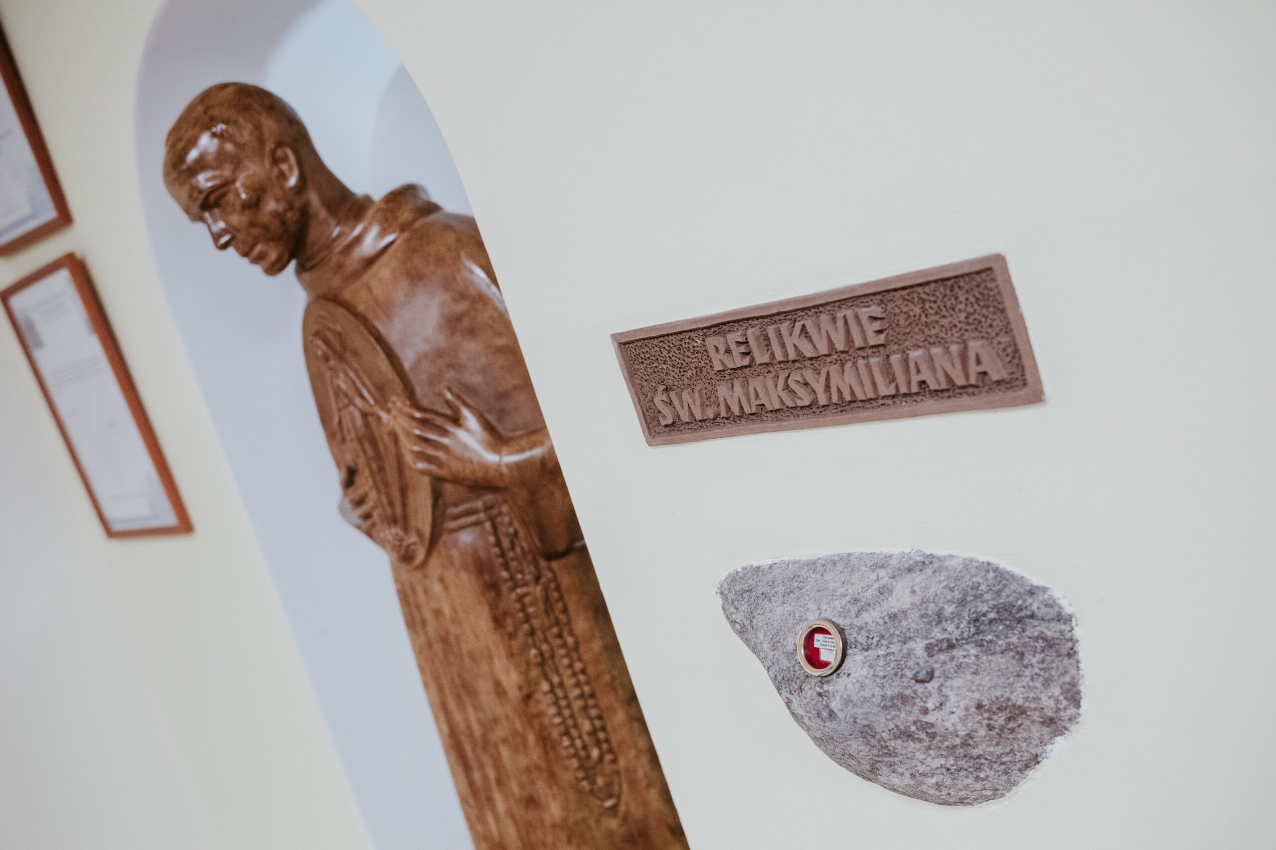 Widok na relikwie św. Maksymiliana i figurę świętego.