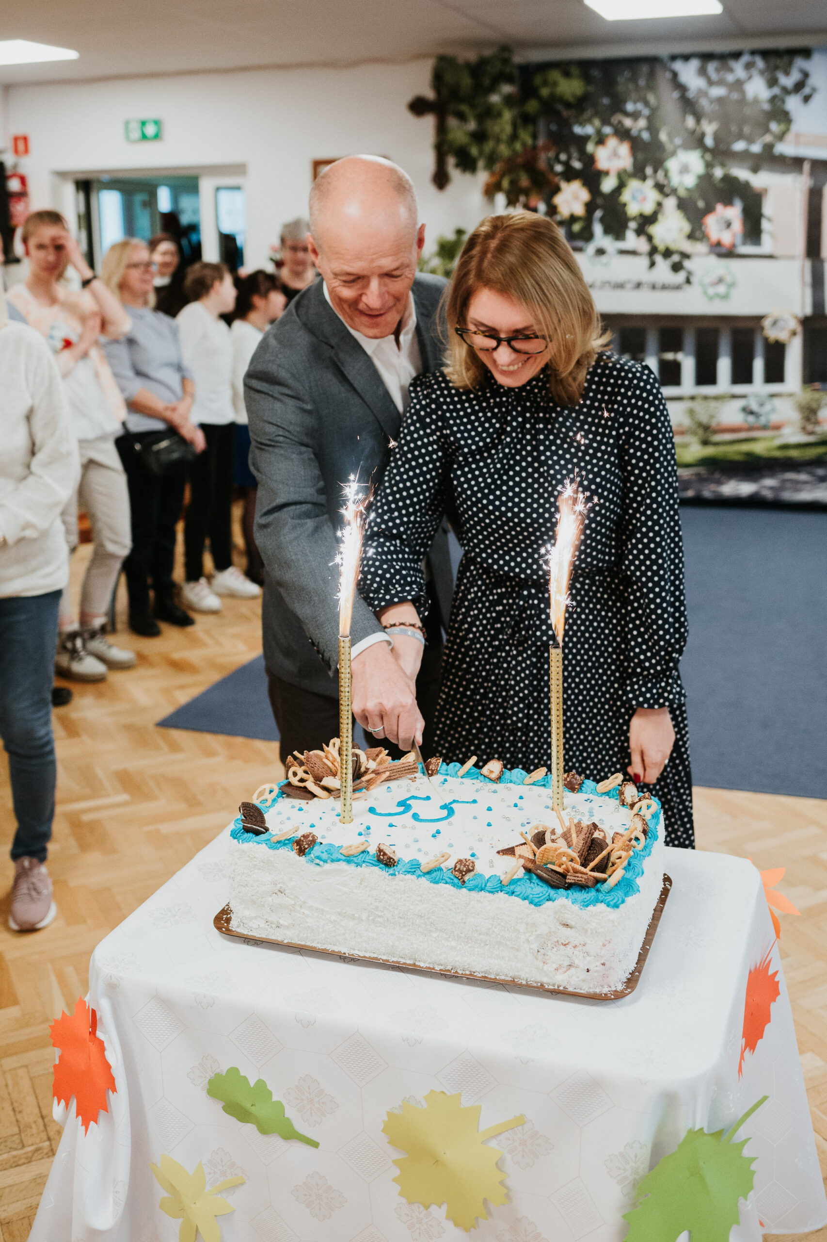 Wojciech Święcicki i Kamila Miler-Zdanowska kroją tort.
