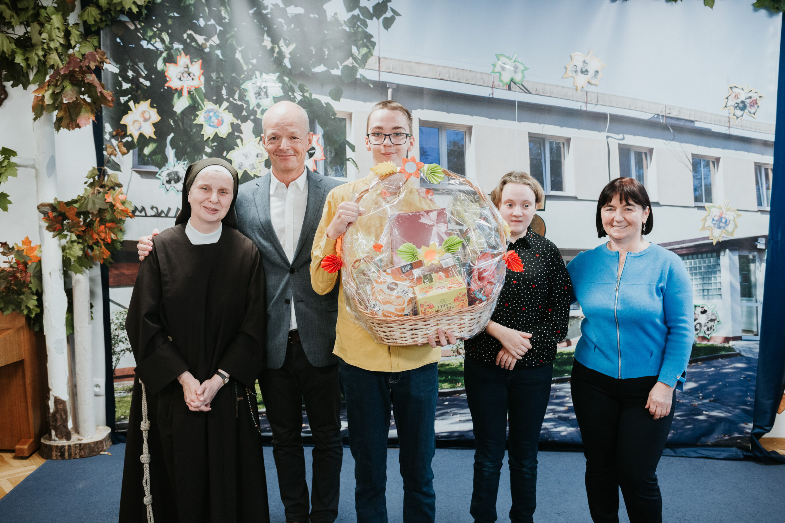 Dyrektor Wojciech Święcicki z reprezentacją szkoły w Rabce-Zdroju.