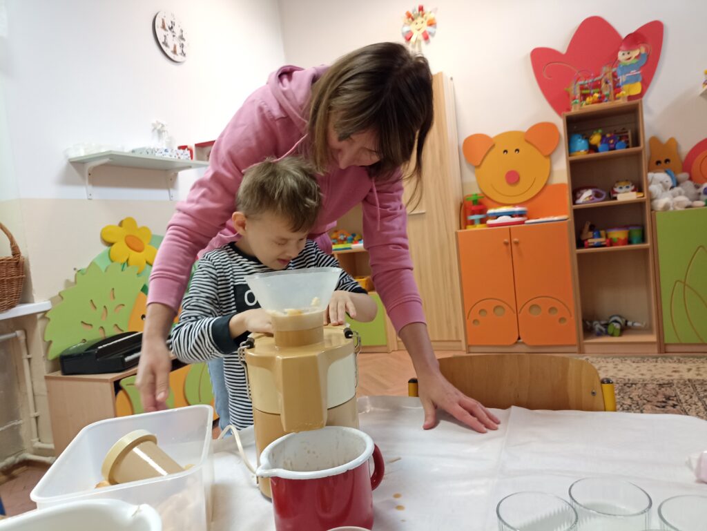 Chłopiec ogląda sokowirówkę.