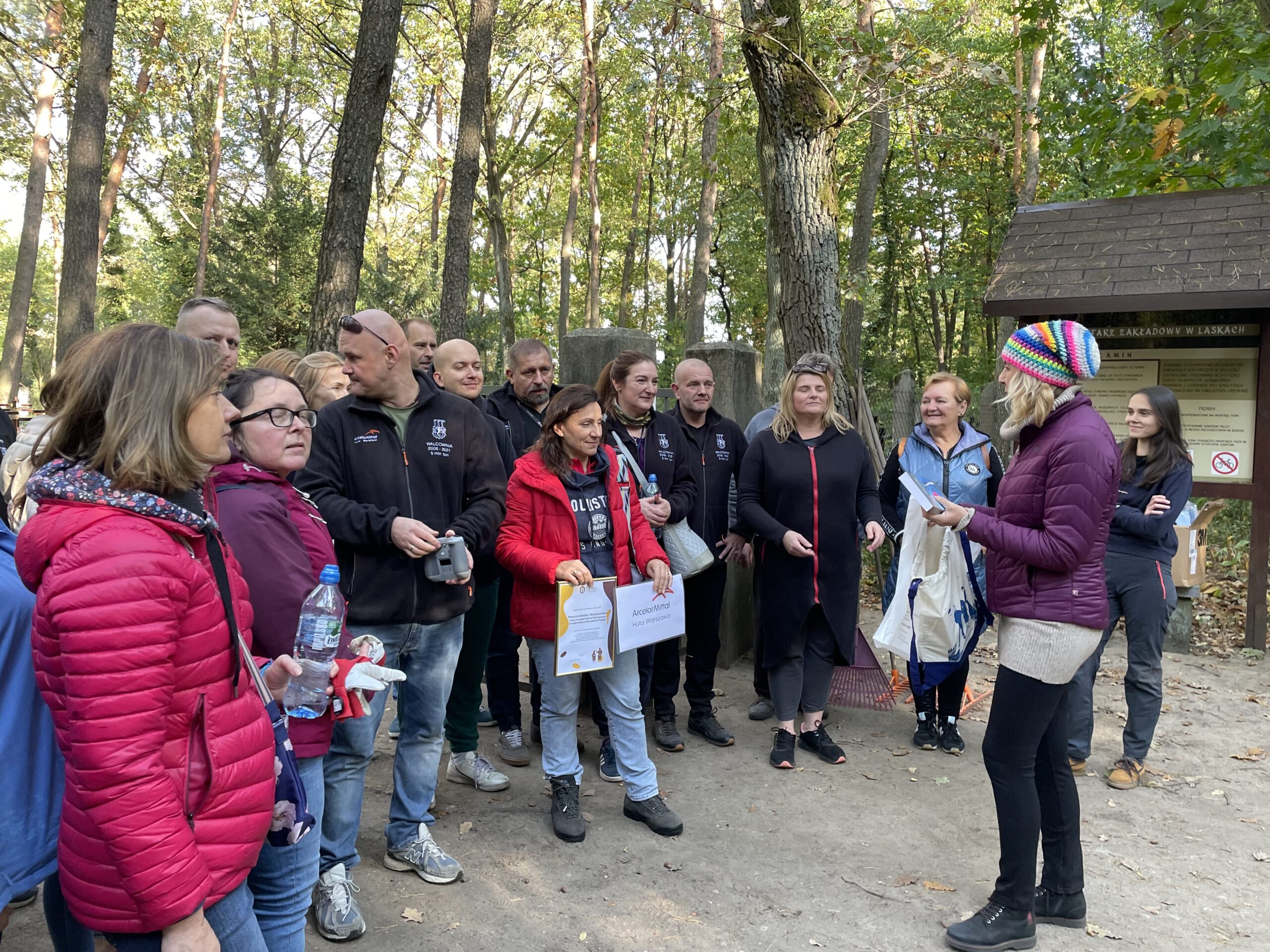 Wolontariusze otrzymują informacje o zadaniu.