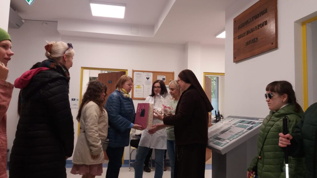 Pani  Edyta wraz z Oliwią  wręcza upominek  Pracownikom  Działu Lekarskiego