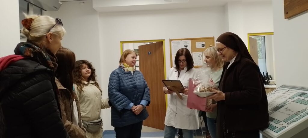   Pracownicy  Działu Lekarskiego oglądają otrzymane upominki 