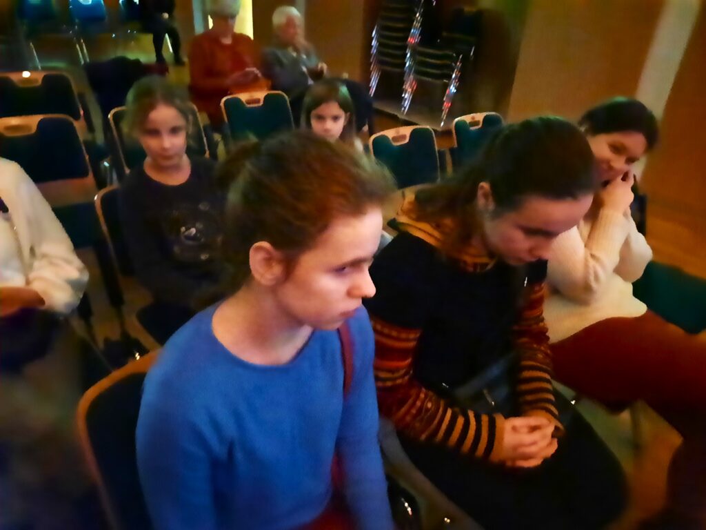 Oliwia, Julia, Ewa podczas koncertu siedzą na widowni