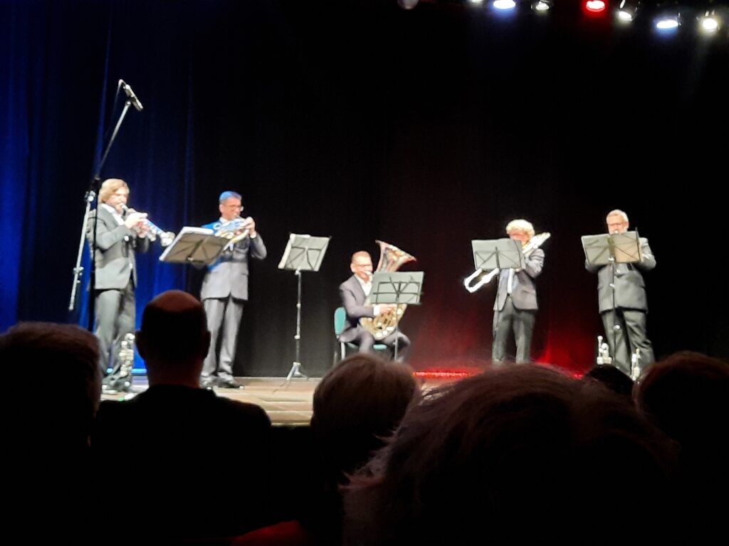 Kwintet muzyków z Filharmonii Narodowej gra na instrumentach dętych blaszanych