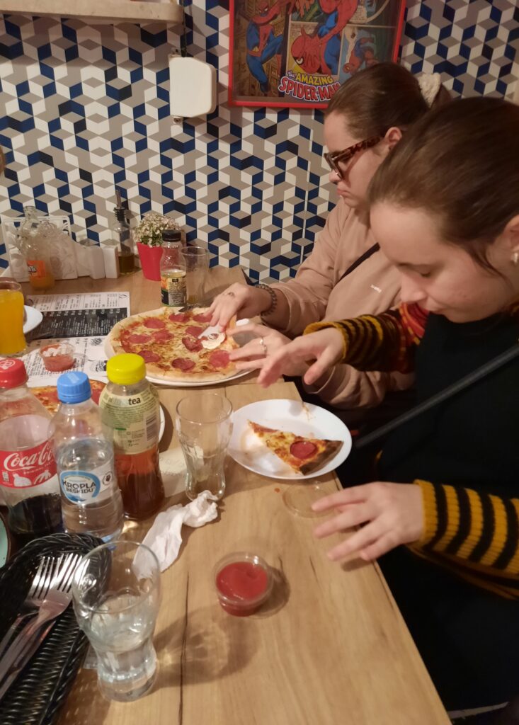 Dziewczęta Julita i Julka podczas kolacji w pizzerii
