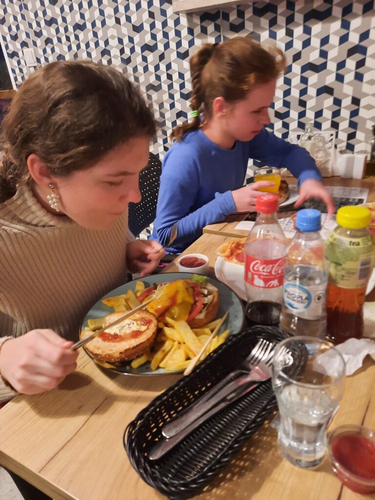 Dziewczęta w pizzerii na kolacji